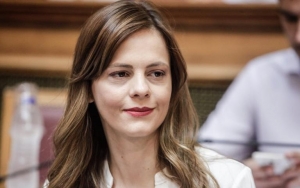 Αύξηση του κατώτατου μισθού μέσα στο 2018 προανήγγειλε η Αχτσιόγλου