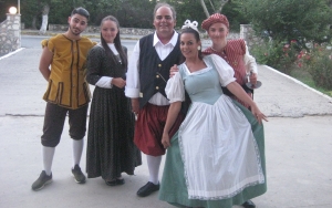 Στο κατάμεστο θεατράκι του Πόρου το θεατρικό έργο του Μολιέρου «ΤΑΡΤΟΥΦΟΣ» (εικόνες)