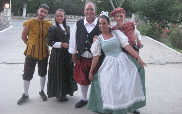 Στο κατάμεστο θεατράκι του Πόρου το θεατρικό έργο του Μολιέρου «ΤΑΡΤΟΥΦΟΣ» (εικόνες)