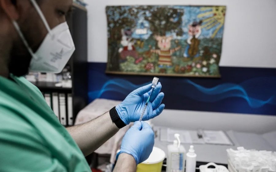 Κατ&#039; οίκον εμβολιασμοί: Μπαίνουν στη μάχη και συνεργεία από τα Κέντρα Υγείας
