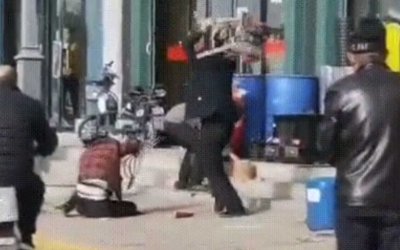 Οργή και αποτροπιασμός! Χτυπούσε τη γυναίκα του μέχρι να την σκοτώσει και οι περαστικοί… απλά κοιτούσαν! (Προσοχή σκληρές εικόνες)