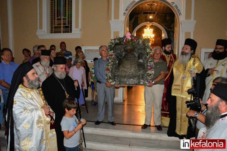 H λιτάνευση της εικόνας του Άγιου Σπυρίδωνα στο Αργοστόλι στη μνήμη των θυμάτων των σεισμών της 12ης Αυγούστου 1953 (εικόνες + video)