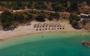Η παραλία Βούτη στη δυτική πλευρά του κόλπου της Αγίας Κυριακής απο ψηλά (video)