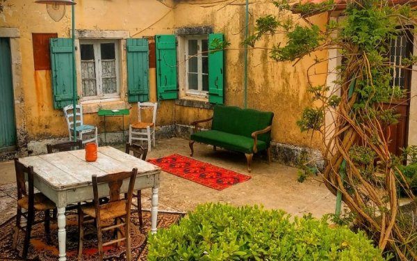 Υπέροχες εικόνες από τον εσωτερικό χώρο του προσεισμικού σπιτιού που ανακαινίστηκε πρόσφατα στα Φραγκάτα