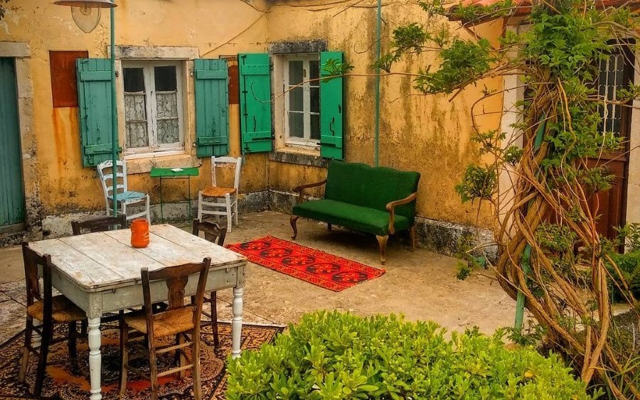 Υπέροχες εικόνες από τον εσωτερικό χώρο του προσεισμικού σπιτιού που ανακαινίστηκε πρόσφατα στα Φραγκάτα