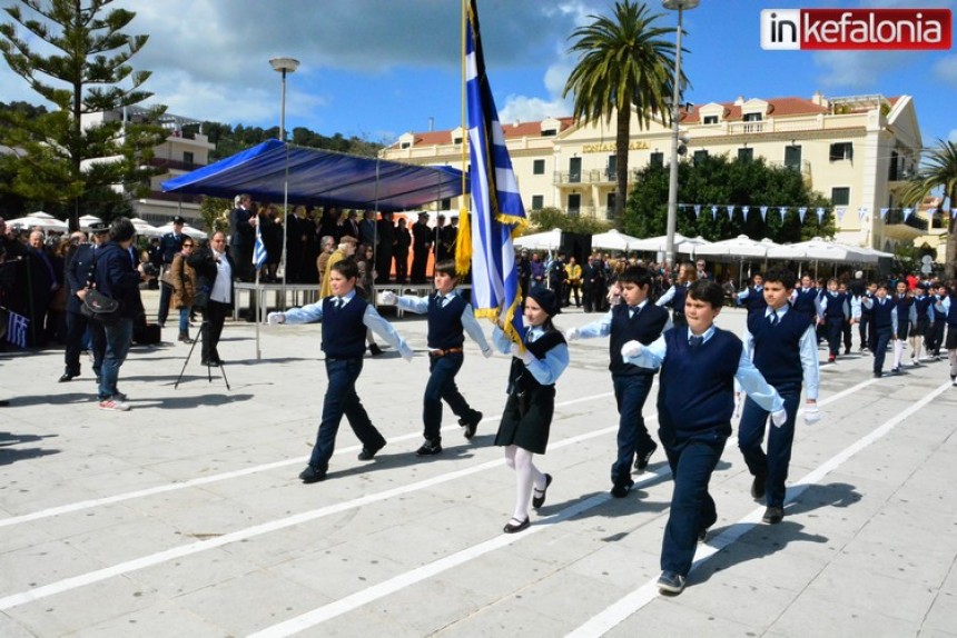 Με παραδοσιακούς χορούς η φετινή παρέλαση στο Αργοστόλι