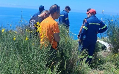 Μεγάλη επιχείρηση απεγκλωβισμού κυνηγού και σκύλου από γκρεμό 150 μέτρων στα Μαυράτα