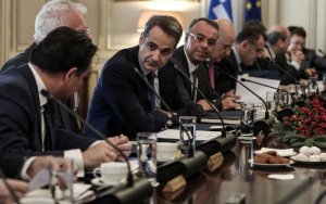 Το «εμβόλιο» του ανασχηματισμού στην Κυβέρνηση: Ποιοι μένουν, ποιοι φεύγουν