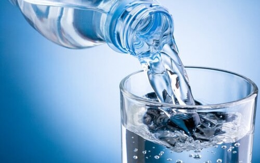 10 οφέλη της κατανάλωσης νερού με άδειο στομάχι