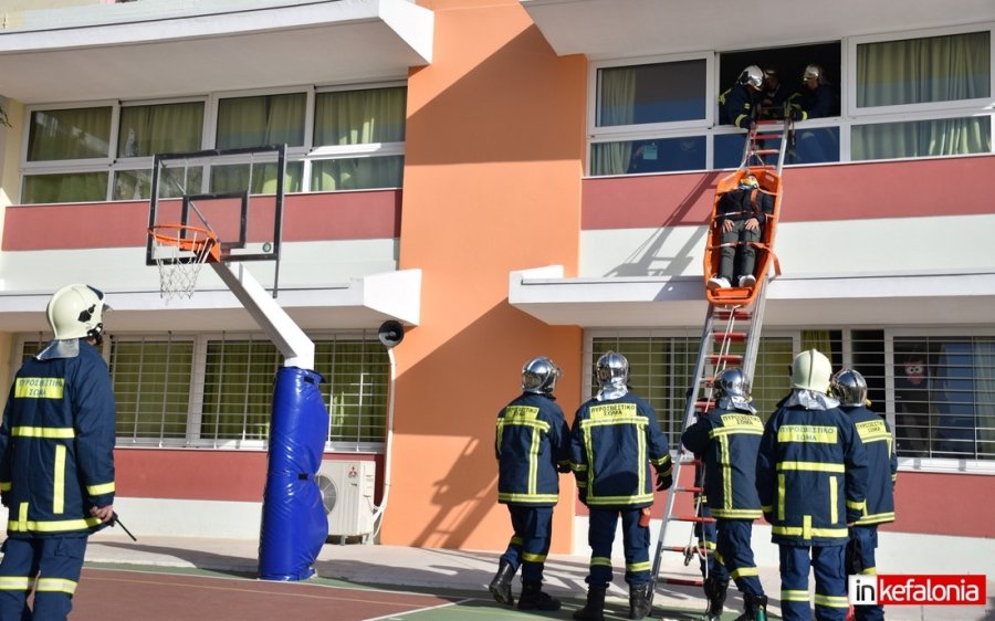 Κεφαλονιά: Εντυπωσίασαν οι Πυροσβέστες στην άσκηση αντιμετώπισης συνεπειών σεισμού &#039;&#039;Σεισίχθων 2023&#039;&#039; στο 4ο Δημοτικό Αργοστολίου (εικόνες/video)