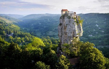 Μοναχός ζει 20 χρόνια μόνος σε βράχο!