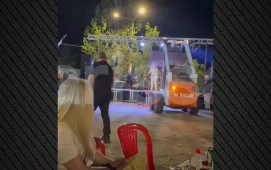 Γωγώ Τσαμπά: Της έριξαν λουλούδια με φορτωτή σε πανηγύρι στα Φάρσαλα