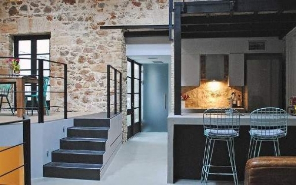 Το νεοκλασικό του Κάρολου Κουν στα Εξάρχεια ανακαινίσθηκε και μετατράπηκε σε ένα μοντέρνο σπίτι [εικόνες]