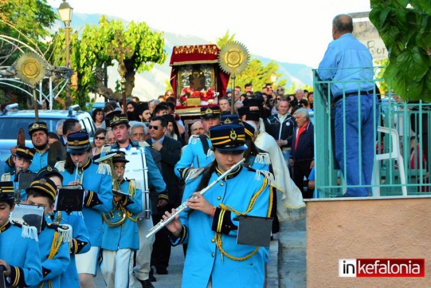 Με μεγαλοπρέπεια η λιτάνευση της εικόνας της Παναγίας των Σισσίων στο Κάστρο (εικόνες + video)