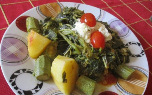 Βλήτα γιαχνί με κολοκυθάκια και πατάτες από την Σία Λαδά