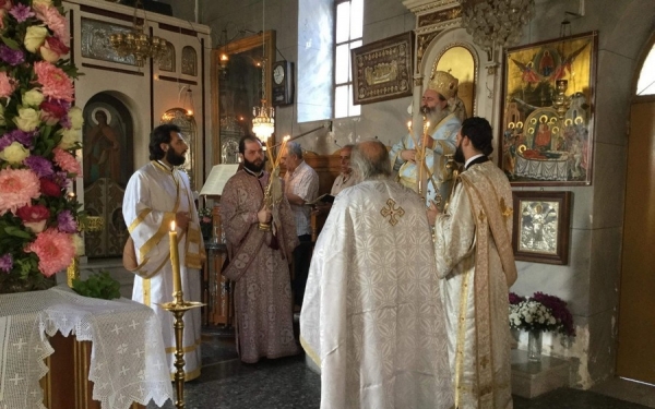 Πρωινή Αρχιερατική Θεία Λειτουργία στον Άγιο Παντελεήμονα Πουλάτων (εικόνες)