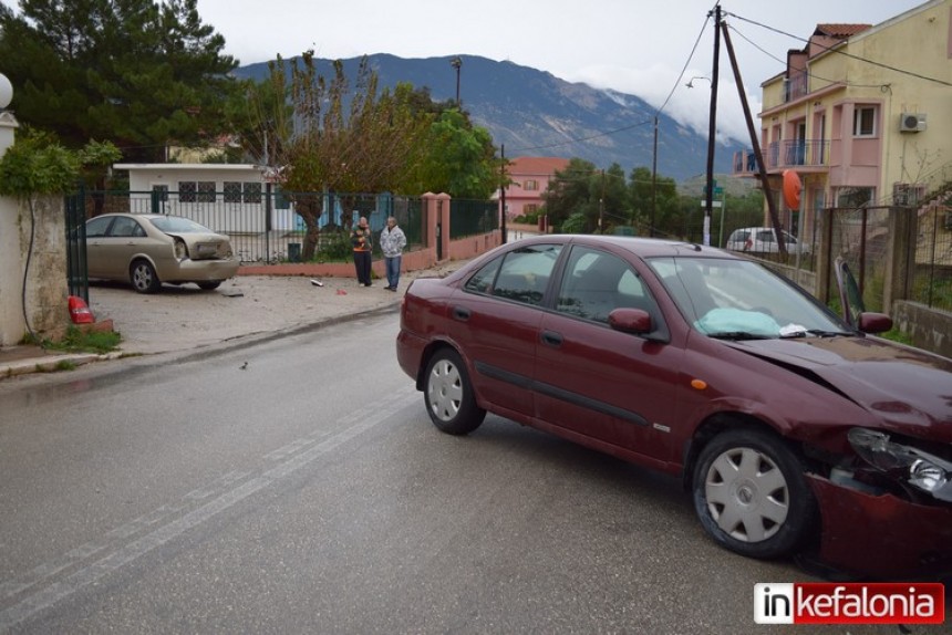 Τώρα: Τροχαίο στα Περατάτα (εικόνες)