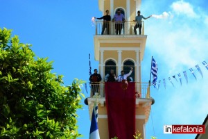 Η Κεφαλονιά κατά την Πρώτη Ανάσταση τα… σπάει! Αναβίωσε και φέτος το έθιμο των «μπότιδων» στο Αργοστόλι (εικόνες + video)