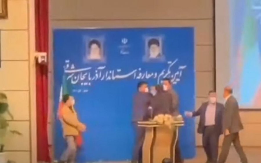 Μεγαλοπρεπέστατο χαστούκι on camera σε επίσημη εκδήλωση στο Ιράν (VIDEO)