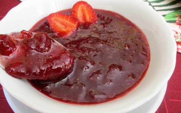 Αγαπημένη και άκρως καλοκαιρινή μαρμελάδα φράουλα από την Σία Λαδά