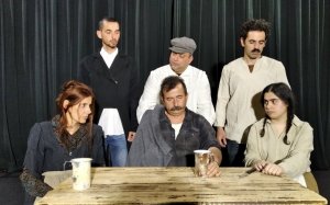 Η θεατρική παράσταση "Το Άσπρο - Μαύρο του Κόσμου" απόψε στον Πόρο!