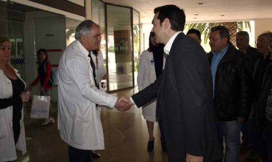 Επίσκεψη Τσίπρα στο Νοσοκομείο -  Άκουσε τα προβλήματα γιατρών και εργαζομένων 