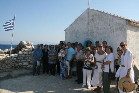 Επισκέφθηκαν για προσκύνημα τον Άγιο Νικόλαο στο νησάκι Αστερίς (εικόνες)