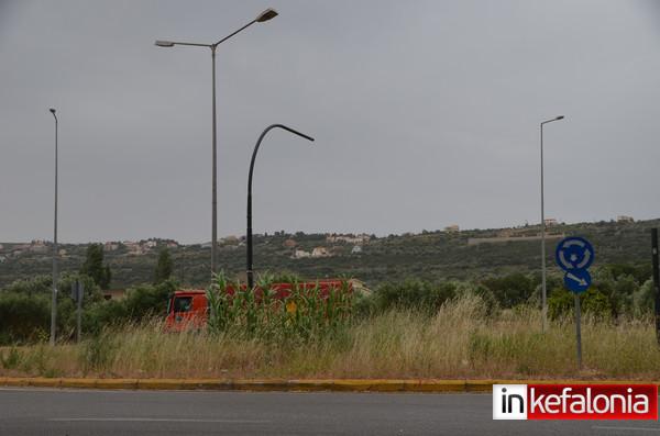 Κυκλικοί κόμβοι: Σε άλλες πόλεις λουλούδια, στο Αργοστόλι αγριόχορτα και καλαμπόκια!