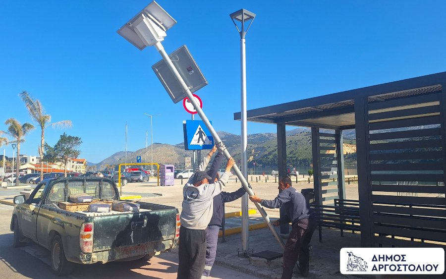 Νέες ηλιακές πινακίδες στις διαβάσεις πεζών εγκατέστησε ο Δήμος Αργοστολίου
