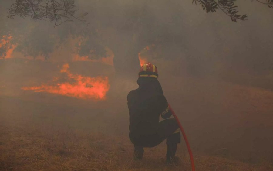 Αχαϊα: Φωτιά απειλεί το στρατιωτικό αεροδρόμιο Αράξου – Πυροσβέστες έξω από την αποθήκη πυρομαχικών