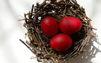 Γιατί βάφουμε κόκκινα αυγά τη Μεγάλη Πέμπτη;
