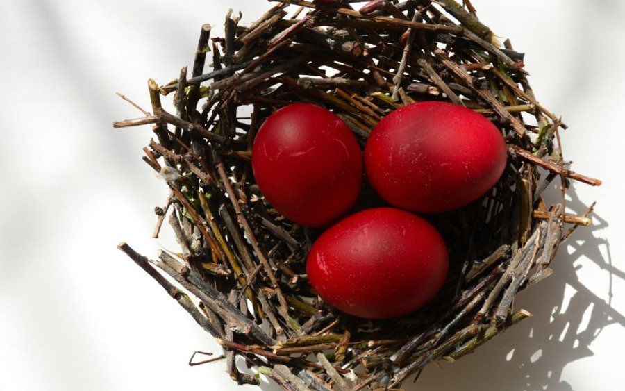 Γιατί βάφουμε κόκκινα αυγά τη Μεγάλη Πέμπτη;