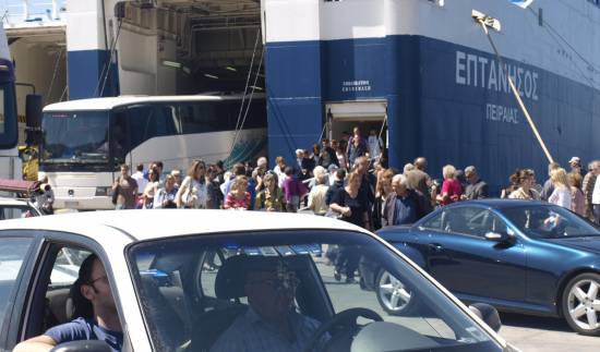 Χαμός στο λιμάνι της Σάμης - Έφτασαν και οι ετεροδημότες!