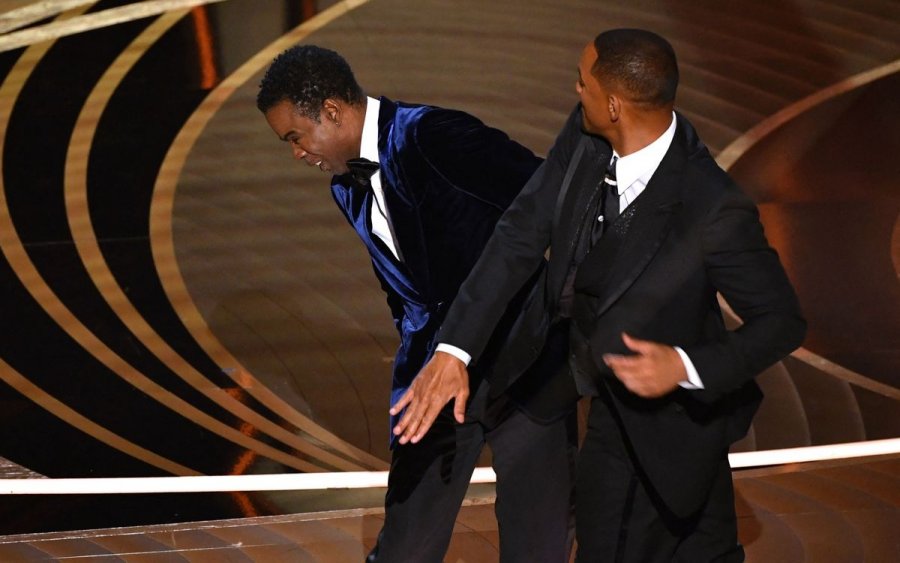 Όσκαρ 2022: Ο Will Smith έριξε σφαλιάρα στον Chris Rock επειδή κορόιδεψε τη γυναίκα του (video)