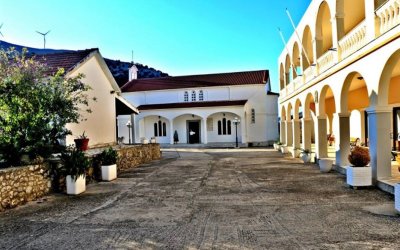 Θεία Λειτουργία &amp; κέρασμα στη Μονή Θεμάτων