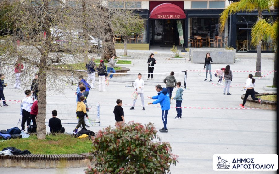 Τα παιδιά γνώρισαν το τένις στην καρδιά του Αργοστολίου με το «Street Tennis for Kids»