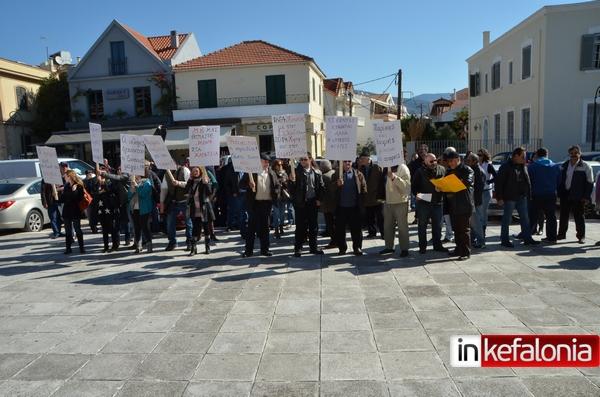 Στο Αργοστόλι κατέβηκαν οι Ρισιάνοι διαμαρτυρόμενοι για το οδικό δίκτυο της περιοχής (Video/Εικόνες)