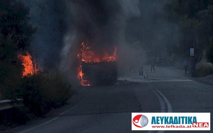 Λευκάδα: Παρανάλωμα του πυρός έγινε λεωφορείο του ΚΤΕΛ