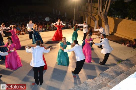 Μαγική βραδιά με παραδοσιακές καντρίλιες στην Ιακωβάτειο