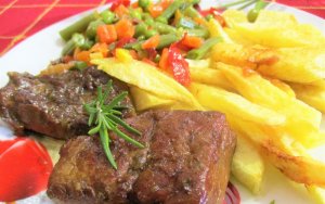 Παραδοσιακό κοκκινιστό μοσχαράκι με μαυροδάφνη από την Σία Λαδά