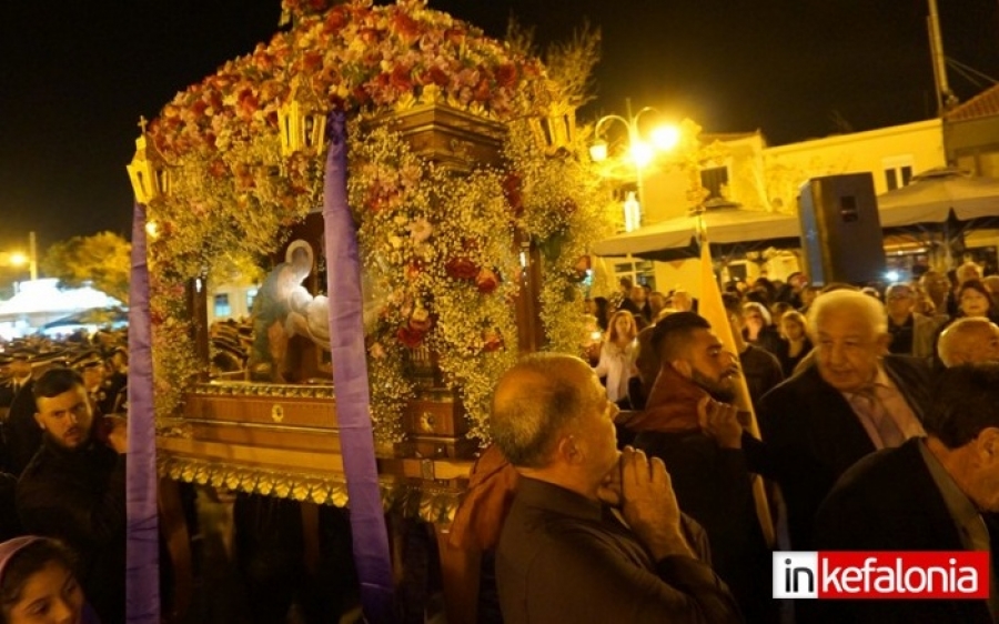 Με θρησκευτική κατάνυξη η περιοφορά του επιταφίου στο Ληξούρι (εικόνες)