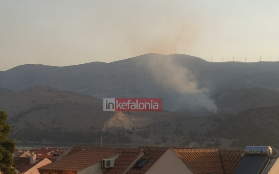 Πυρκαγιά στα Φαρακλάτα - Ανέλαβαν δράση τα εναέρια (Ανανεωμένο/εικόνες + video)