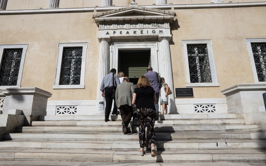 ΣτΕ: Είναι επίσημο - Τέλος στα δώρα και στα επιδόματα των δημοσίων υπαλλήλων