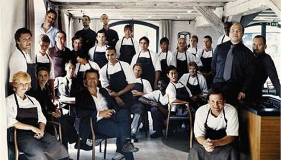  Βραβευμένοι σεφ του «Noma» ποζάρουν περιχαρείς για το πρώτο βραβείο των 50 World&#039;s Best Restaurants, που κέρδισαν το 2010, 2011 και 2012.