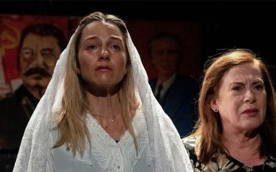 Η Αμαλία Αρσένη στο έργο «Η χώρα που ποτέ δεν πεθαίνεις»