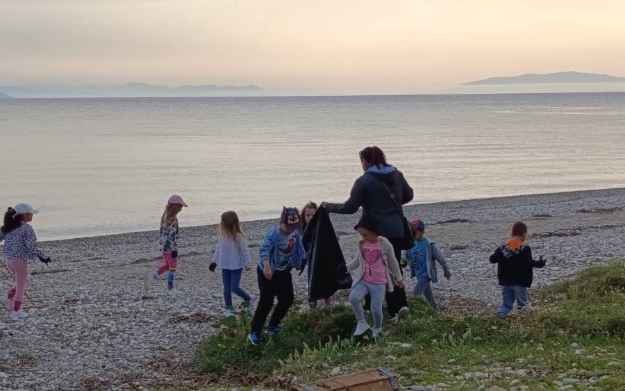 Το Δημοτικό Σχολείο Πόρου καθάρισε εθελοντικά την Παραλία Αράγια