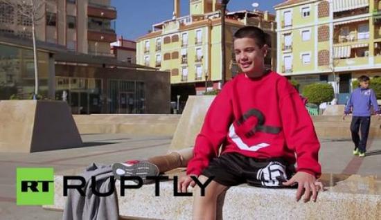 Η δύναμη της θέλησης: 12χρονος με ένα πόδι κάνει παρκούρ και δίνει μαθήματα ζωής (video)