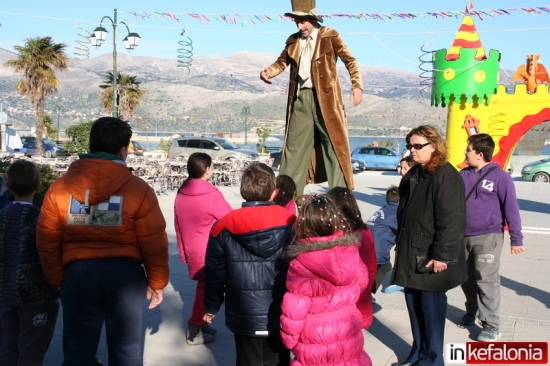 Ληξουριώτικο Kαρναβάλι: Ατελείωτο παιχνίδι για τα παιδιά στην πλατεία! (εικόνες)