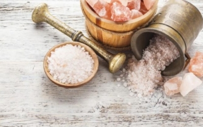 Πώς να μειώσετε το αλάτι που τρώτε στα φαγητά