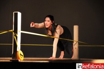 Η παράσταση «Αναφορά σε μια Ακαδημία» στο Ανοικτό Θέατρο του Πόρου